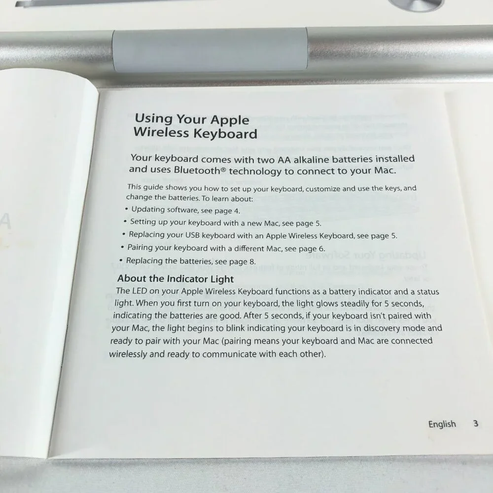 Apple Wireless Keyboard in White and Silver